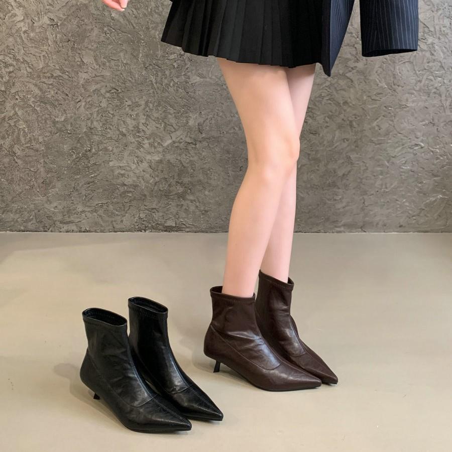2025 New Foreign Style Thin Versatile Sleeve Pointed Tip Thin Heel Commuting and Bare Boots Solid Color Retro Medium Heel Thin Boots