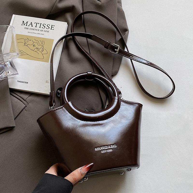 

Popular popular French retro simple oil wax leather portable bucket bag fashionable versatile commuter personality messenger women s bag