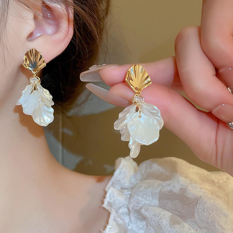 Boucles d'oreilles puces élégantes en argent avec fleurs de perles et pampilles - Mode française haut de gamme polyvalente