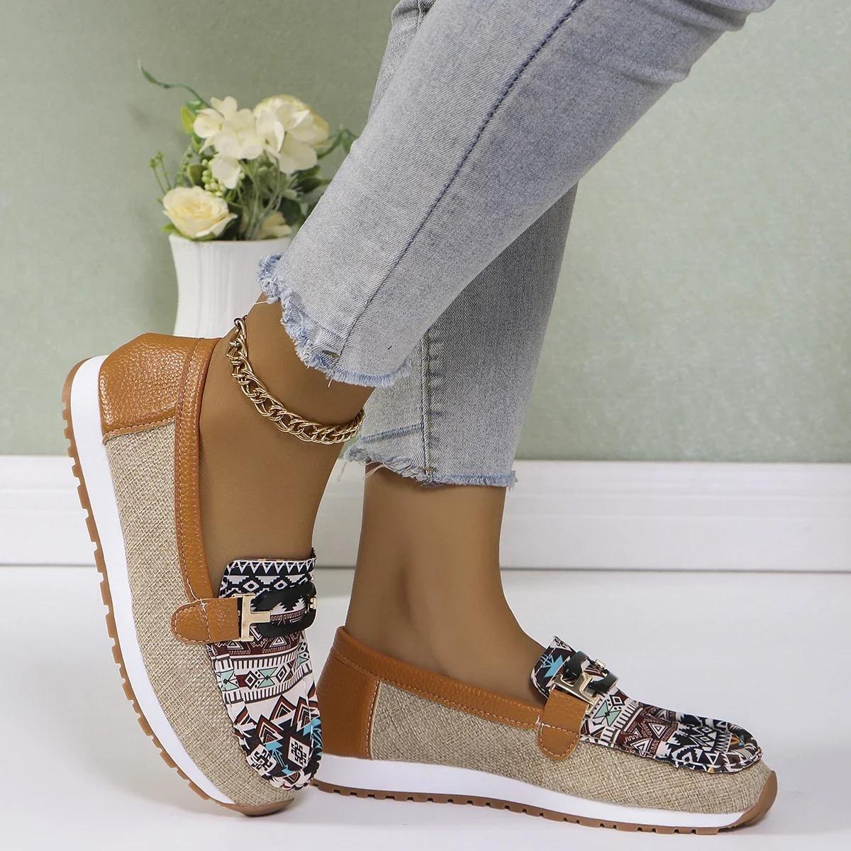 женские новые осенние модные дышащие нескользящие мокасины с круглым носком и металлическими украшениями легкие ретро-туфли на плоской подошве большого размера 36 3639₽