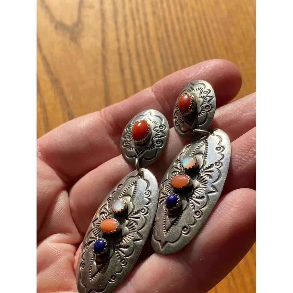 Etniczne kolor srebrny owalny wzór rzeźbiony wiszące kolczyki dla kobiet w stylu Vintage inkrustowane kolorowymi kamieniami kolczyki biżuteria