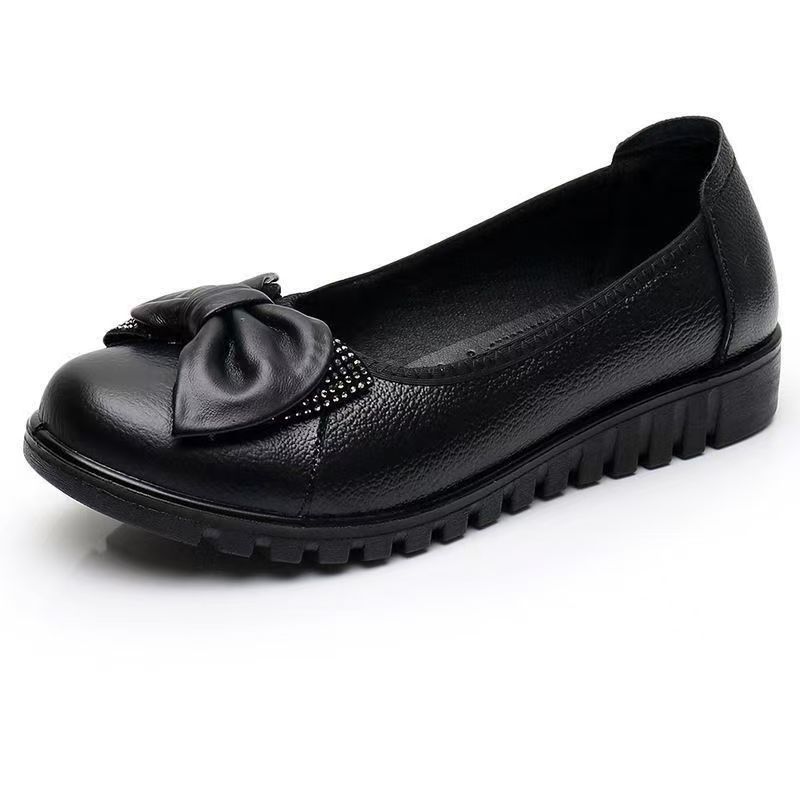 2025 Spring and Autumn Leather Shoes Women's Flat Bottom Shallow Mouth Middle-aged Mother Shoes Soft Sole Non-slip Black Work Shoes Large Size Si