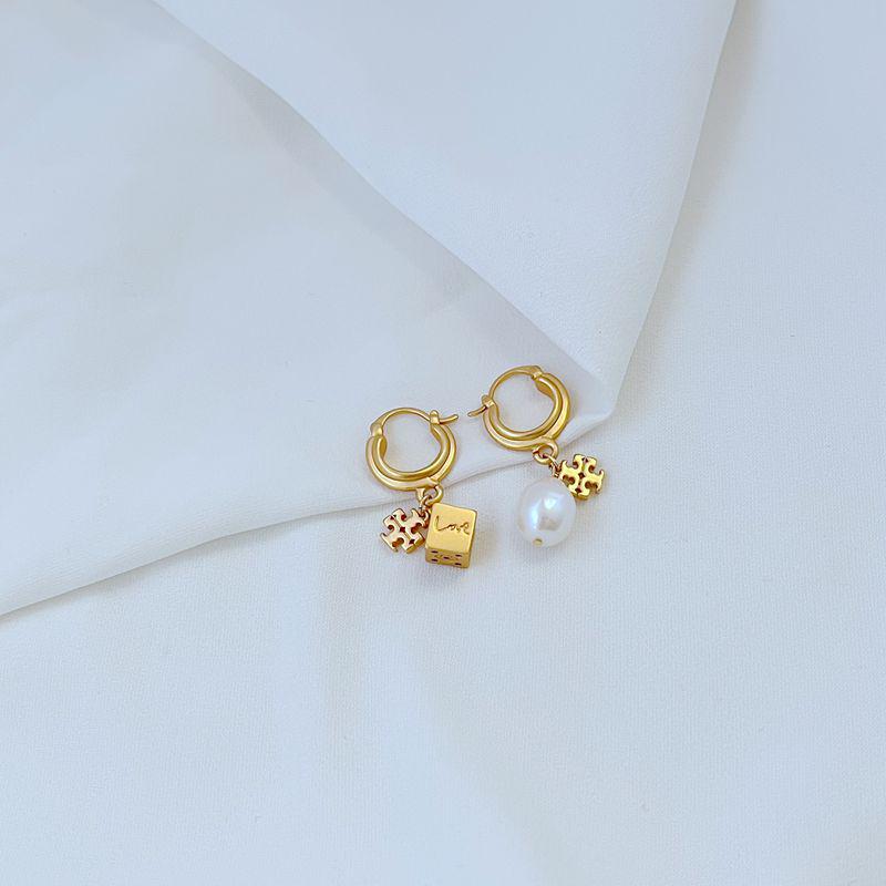 

Минималистичные асимметричные серьги-подвески из металла с жемчугом-кубиком