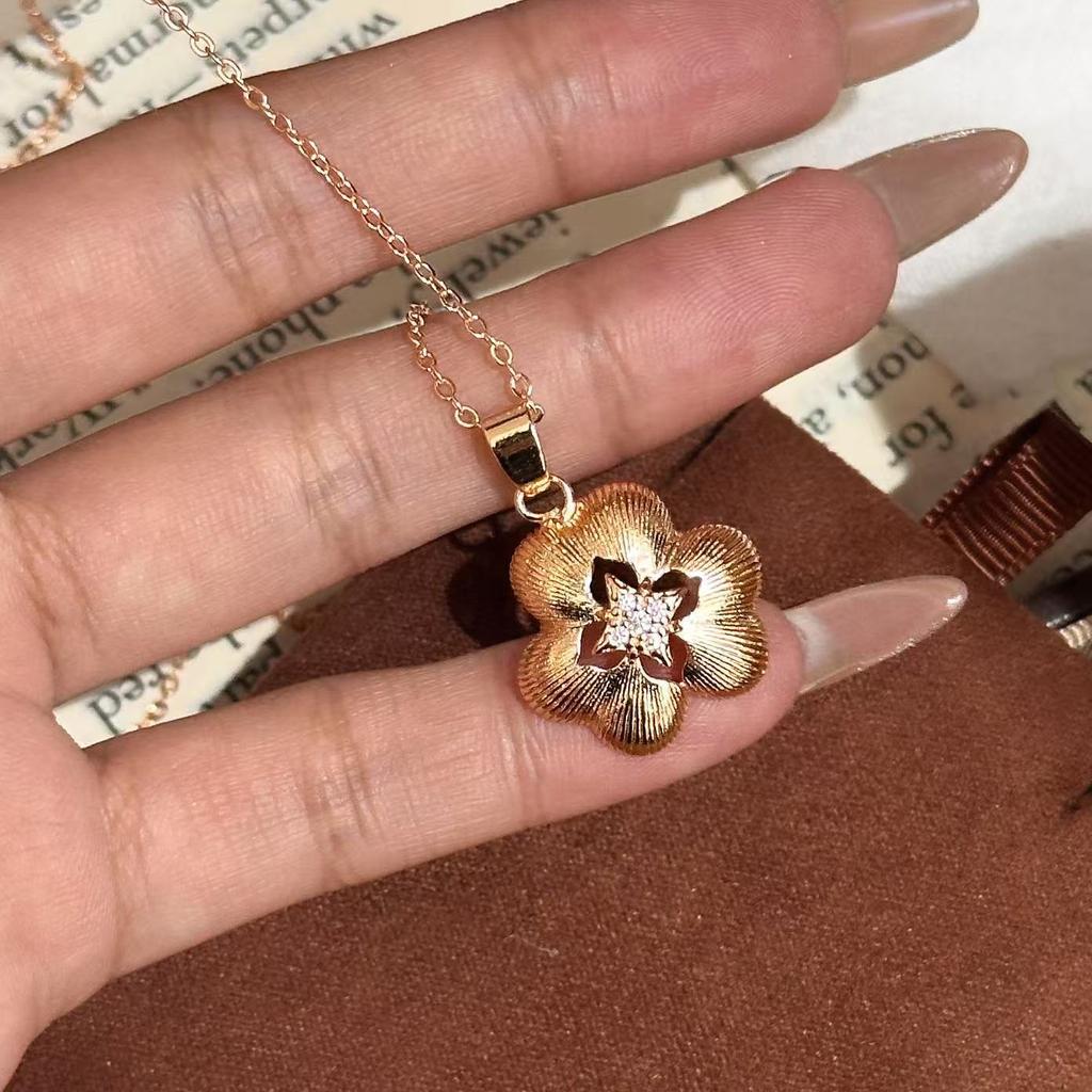 Douyin Live Broadcast Hollow Brushed Four-leaf Clover Pendant Necklace Female High-end Court Style Clover Collarbone Chain