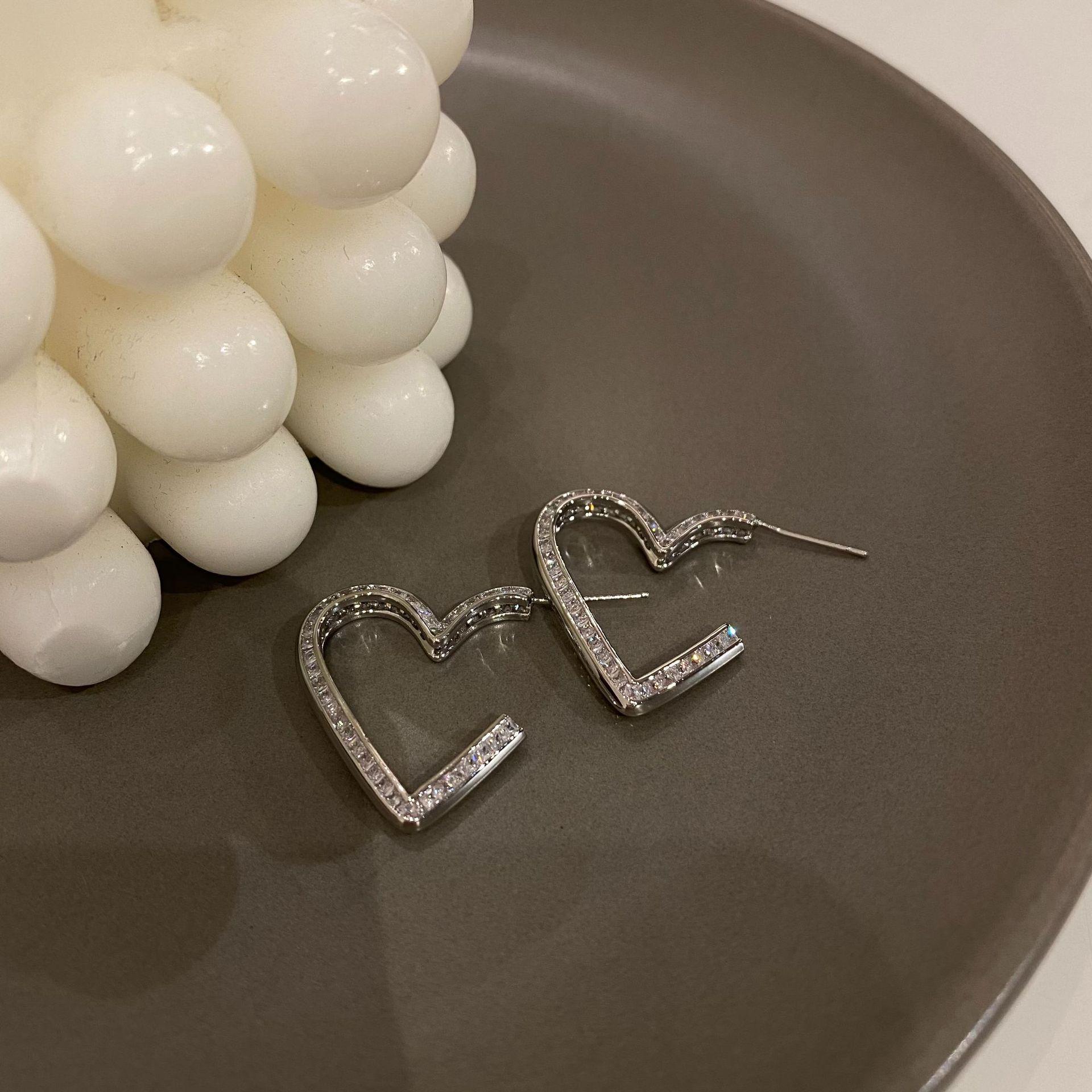 

Серьги Любви B: Роскошные нишевые серьги-иглы из серебра, выполненные в новых осенне-зимних европейских и американских стилях с легким люксовым ароматом.