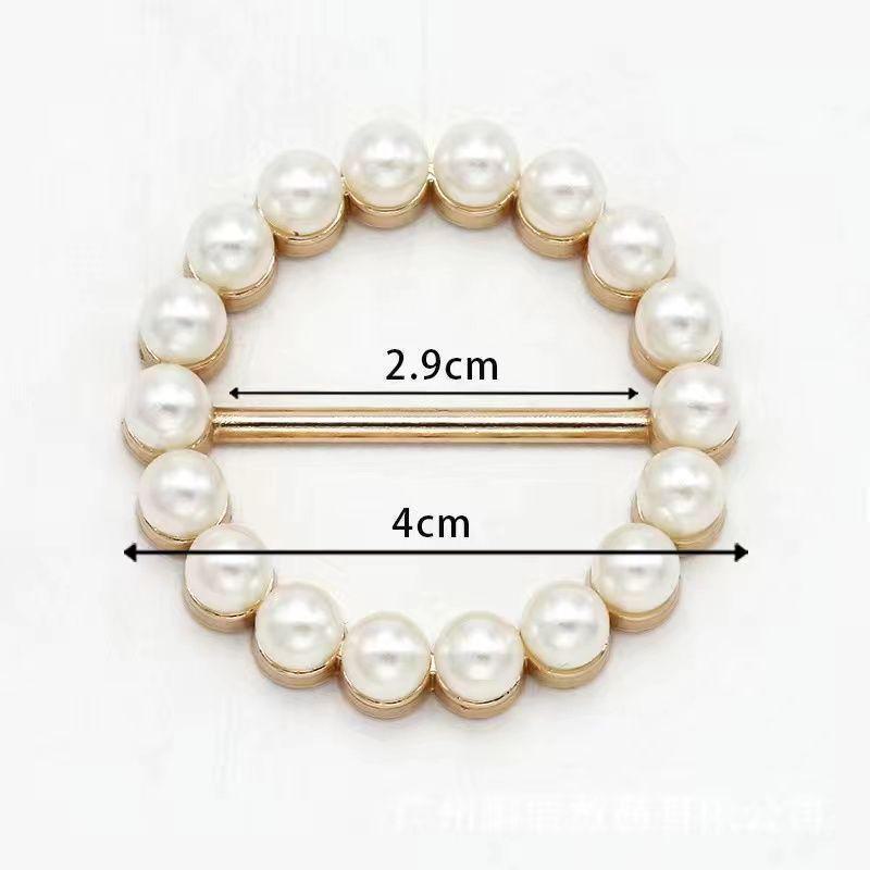 Multifunktionale Kleider-Eckknotenschnalle zum Kürzen und Binden von Sommer-T-Shirts.