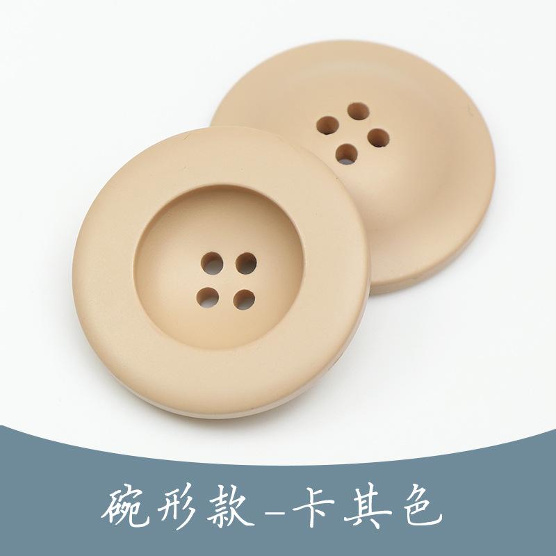 Svarta trenchcoat med hartsknappar, kostymimitation, hornknappar, färgade fyröglade knappar i exklusivt ullmönster