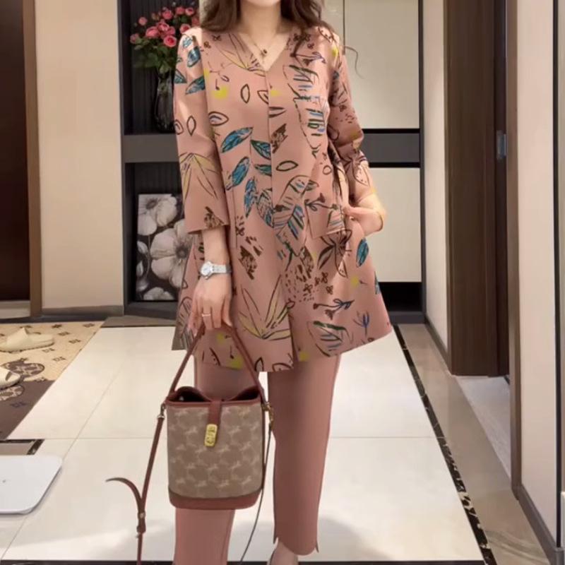 

Spring Women s Casual V-neck Printed Top & Solid Pants Set XL (115-130 catty)