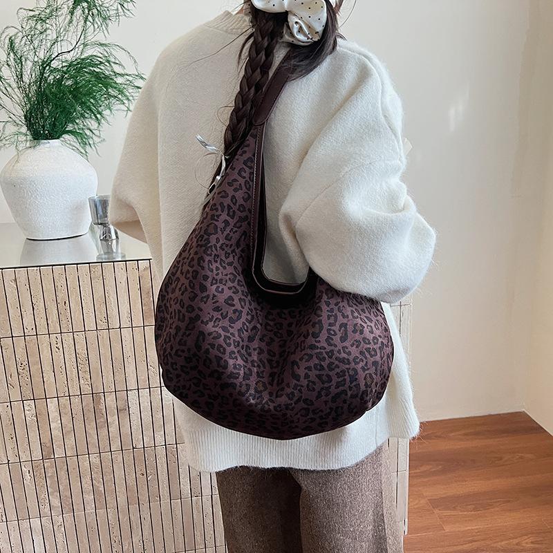 

Mother and child bag, retro leopard print tote bag, new large-capacity matte underarm bag, autumn and winter suede shoulder bag.