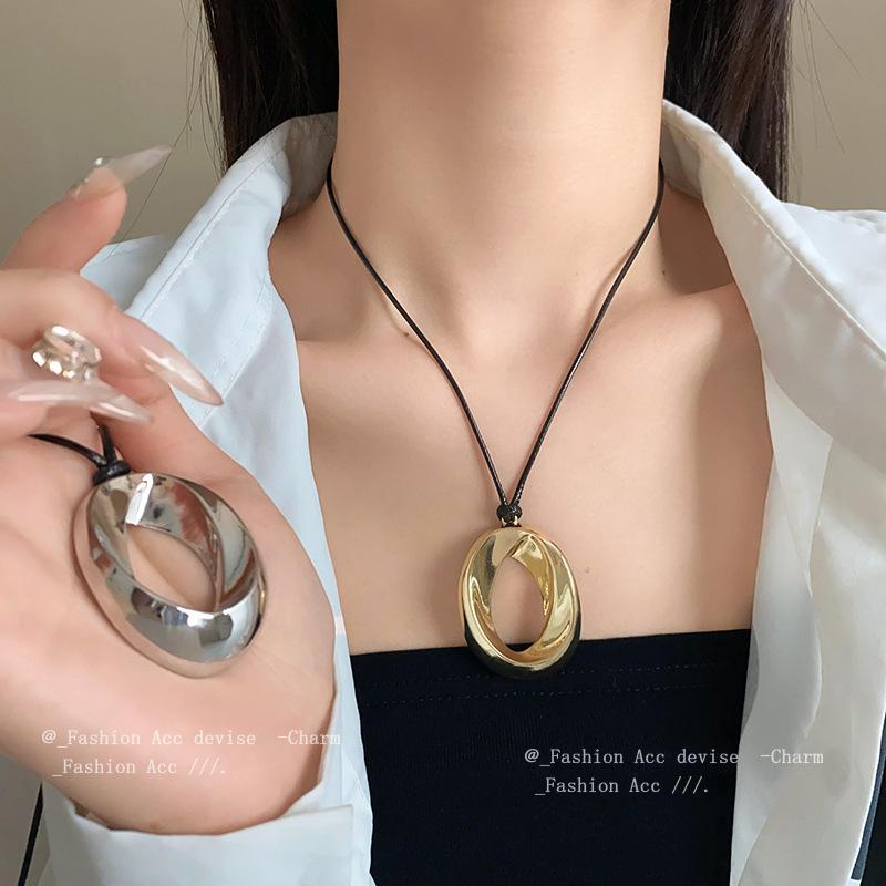 European and American round strap necklace niche simple design sense collarbone chain commuter personality new item decoration