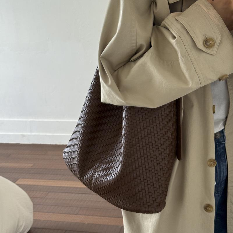 Retro work commuter women large capacity 2025 autumn and winter new fashionable solid color casual shoulder shopping bag tote bag