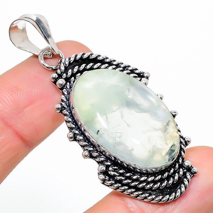 

Этническая ювелирная подвеска ручной работы с драгоценным камнем пренитом 2,25 дюйма VR-1816