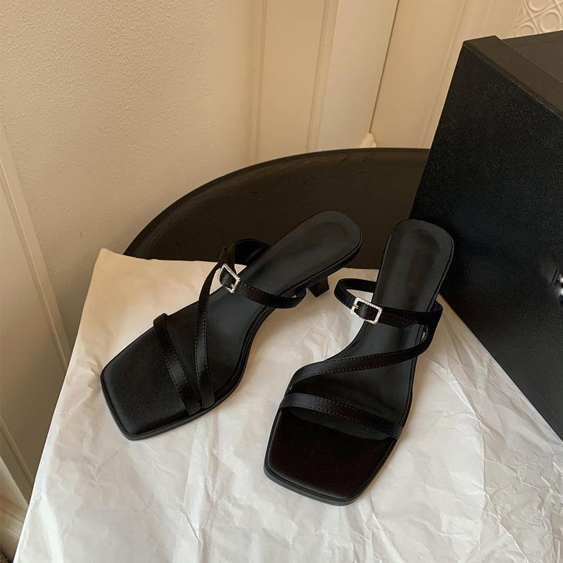 

Grape mother of the same style, summer temperament square head open toe thin belt one-word diamond buckle leather high heels versatile sandals women 40 чёрный