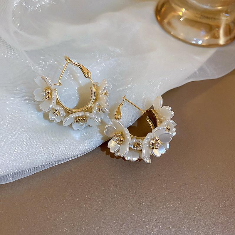 1Pair Sweet Temperament Pearl Flower Earrings For Women Girls Exquisite High-End Light Luxury Flower Earrings Jewelry Accessory