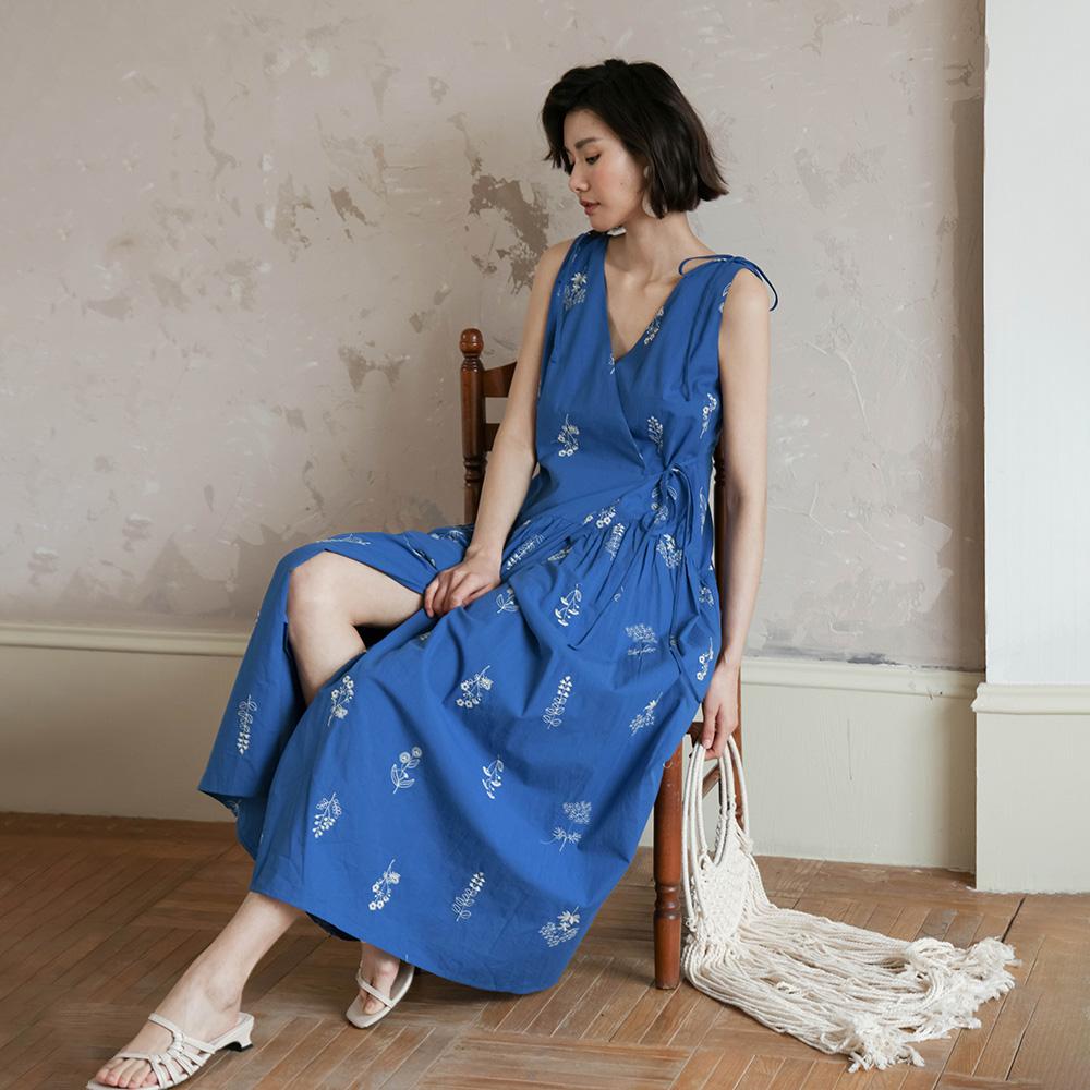 Laengsseon Ls_Blue V-Neck Vest Dress
