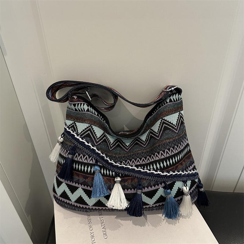 Fashion ethnic style tassel tote bag new niche shoulder bag simple holiday style versatile women's bag