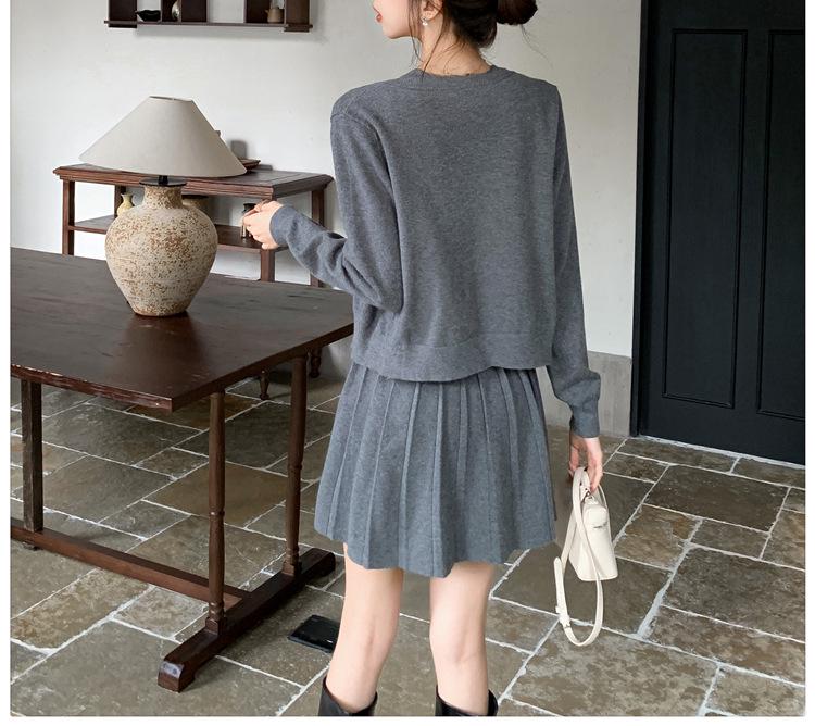 Dámský pletený kardigan a šaty set: Měkký Všestranný Podzimní/Zimní Dvoudílný Set s Svetrovým Kabátem s Kulatým Výstřihem a Plisovanými Špagetovými Šaty-Vestou