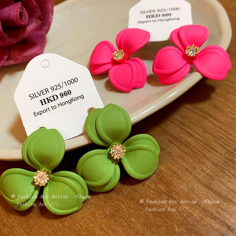 

Silver Needle Super Fairy Flower Diamond Stud Earrings - Retro Style for Women