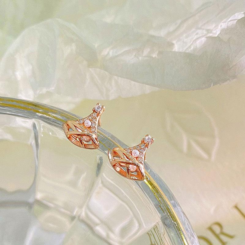 Fan-shaped Pearl Earrings Are Small and Simple and Niche Designs Everyday and Versatile Fashion