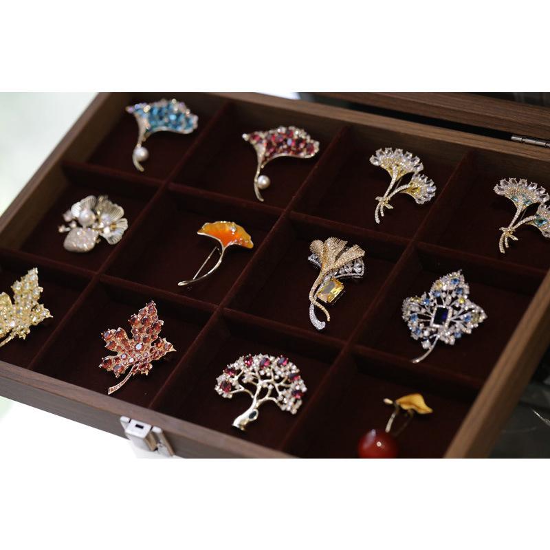 Ginkgo Leaf Pearl Brooch - Elegant Light Luxury Suit Accessory