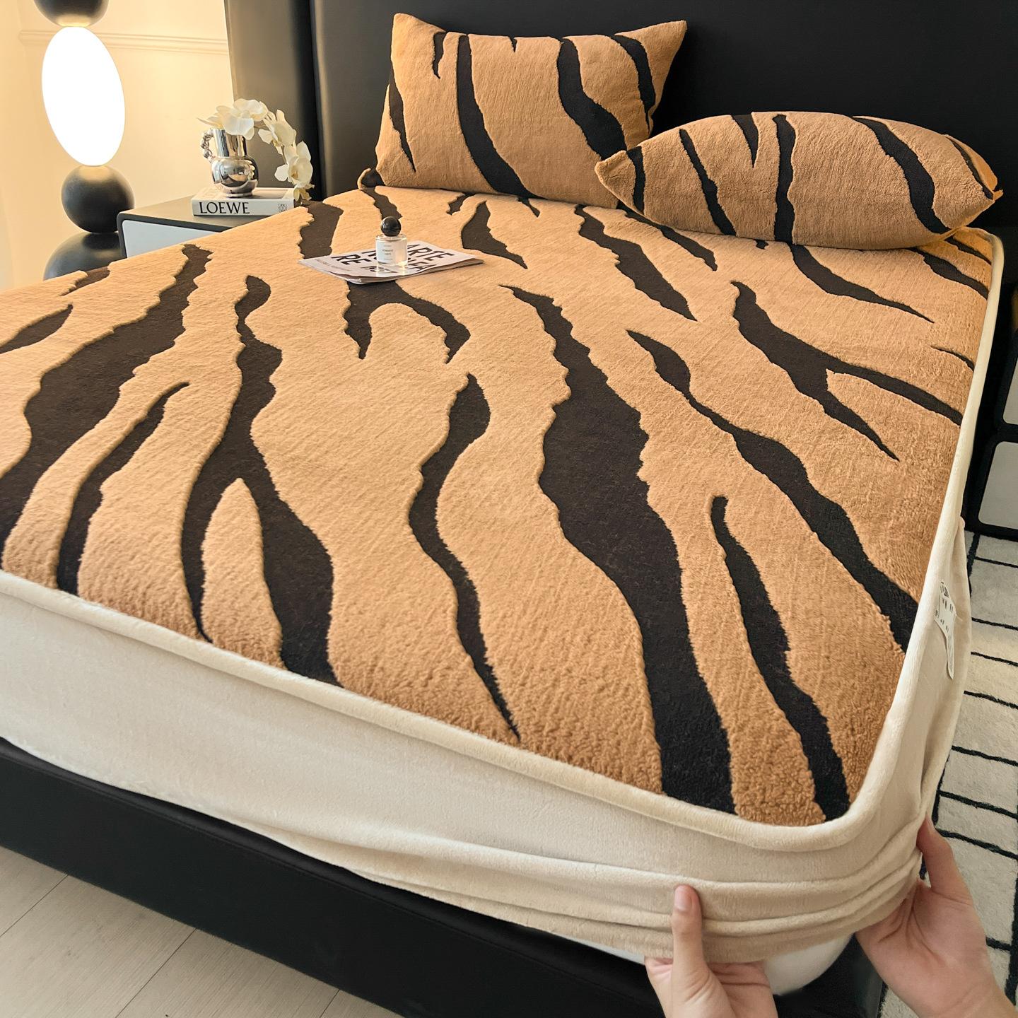 

Milk Velvets Waterproof Bedsheet Winter Coral Velvet Bed Cover Thick Cotton Mattress Protective Covers Machine Washable and Easy To Clean Fitted Sheet 120x200cm Fitted Sheet