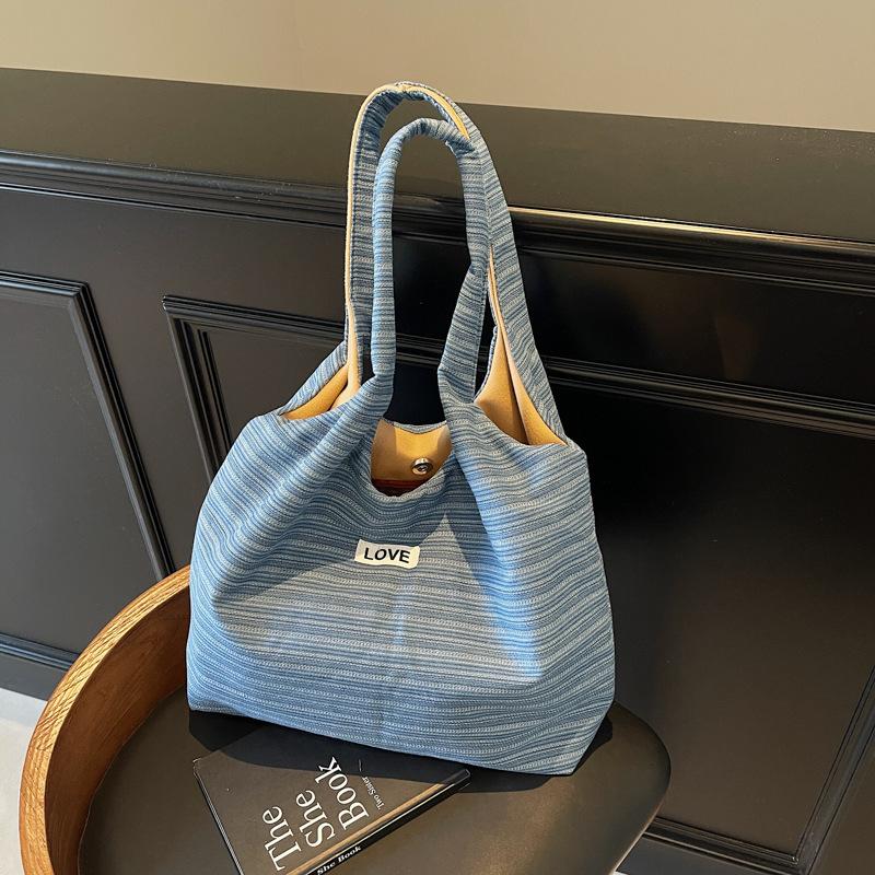 

Модный тренд сумка большой вместимости 2025 весна новая сумка подмышку повседневная текстура женская плечевая сумка-тоут синий