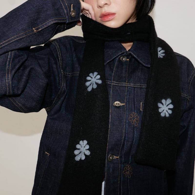 

Oafish Spray Logo Muffler, Black/White Free