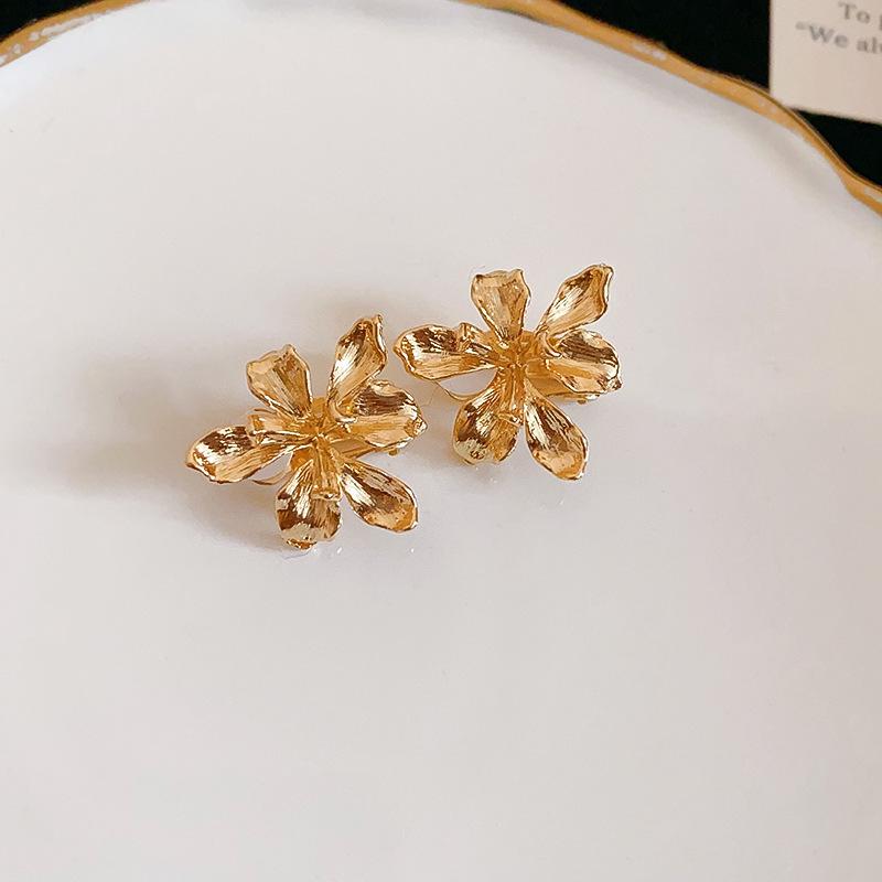 Elegant Vintage French Butterfly Flower Stud Earrings - High-End Fashion Accessories for Women
