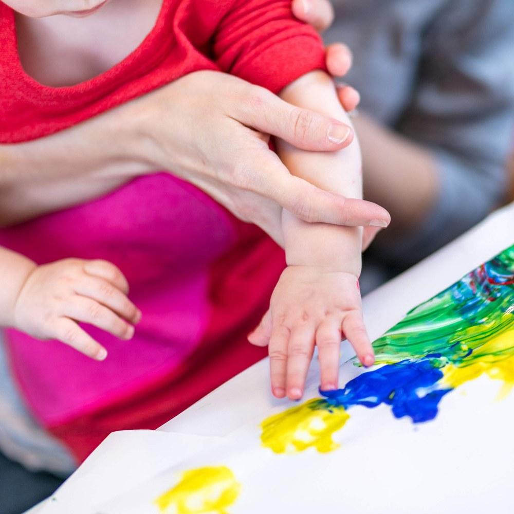Crayola My First Washable Fingerpaint Set 4 Colors Water Washable Tube Paints Suitable for 1 Year and Older