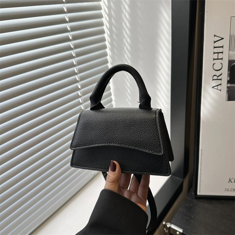 

Модная сумка женская 2025 осень новый тренд модная сумка через плечо простая повседневная сумка-мессенджер однотонная маленькая квадратная сумка чёрный