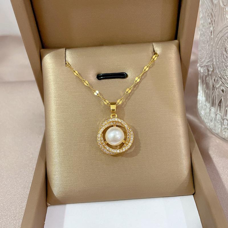 **Lively Women's Necklace: Titanium Steel & Gold-Plated Copper Clavicle Chain**