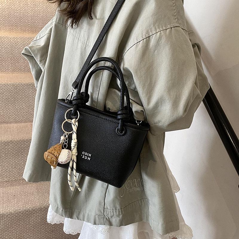 Fashion Handbag Women's New Versatile Single Room Bag Casual Commuter Messenger Bag