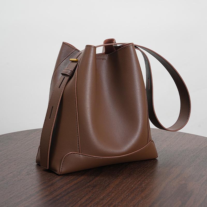 Versatile tote shoulder bag, genuine leather women's high-end sense exquisite large-capacity messenger bucket bag