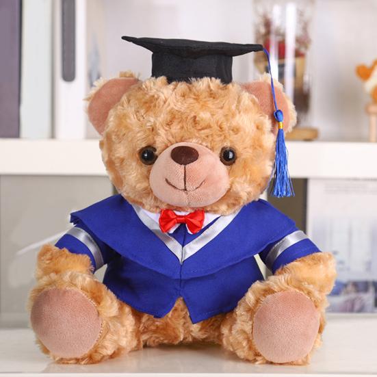Plyšový medvídek absolvent 2025 s talárem, čepicí a střapcem, roztomilý hnědý absolvent