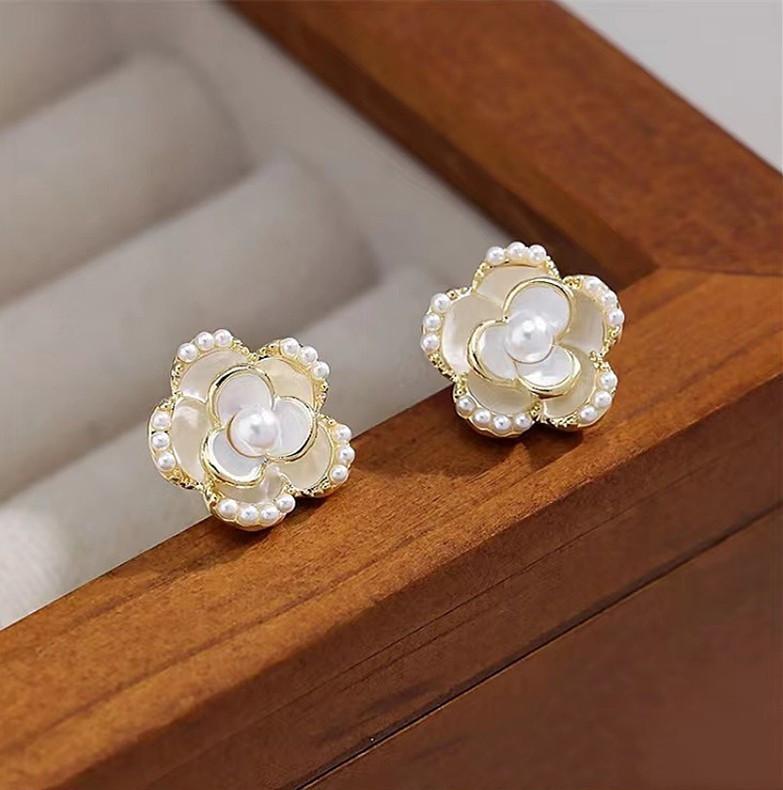 Retro light luxury pearl flower fashion earrings femininity high sense atmosphere stud earrings versatile personality earrings
