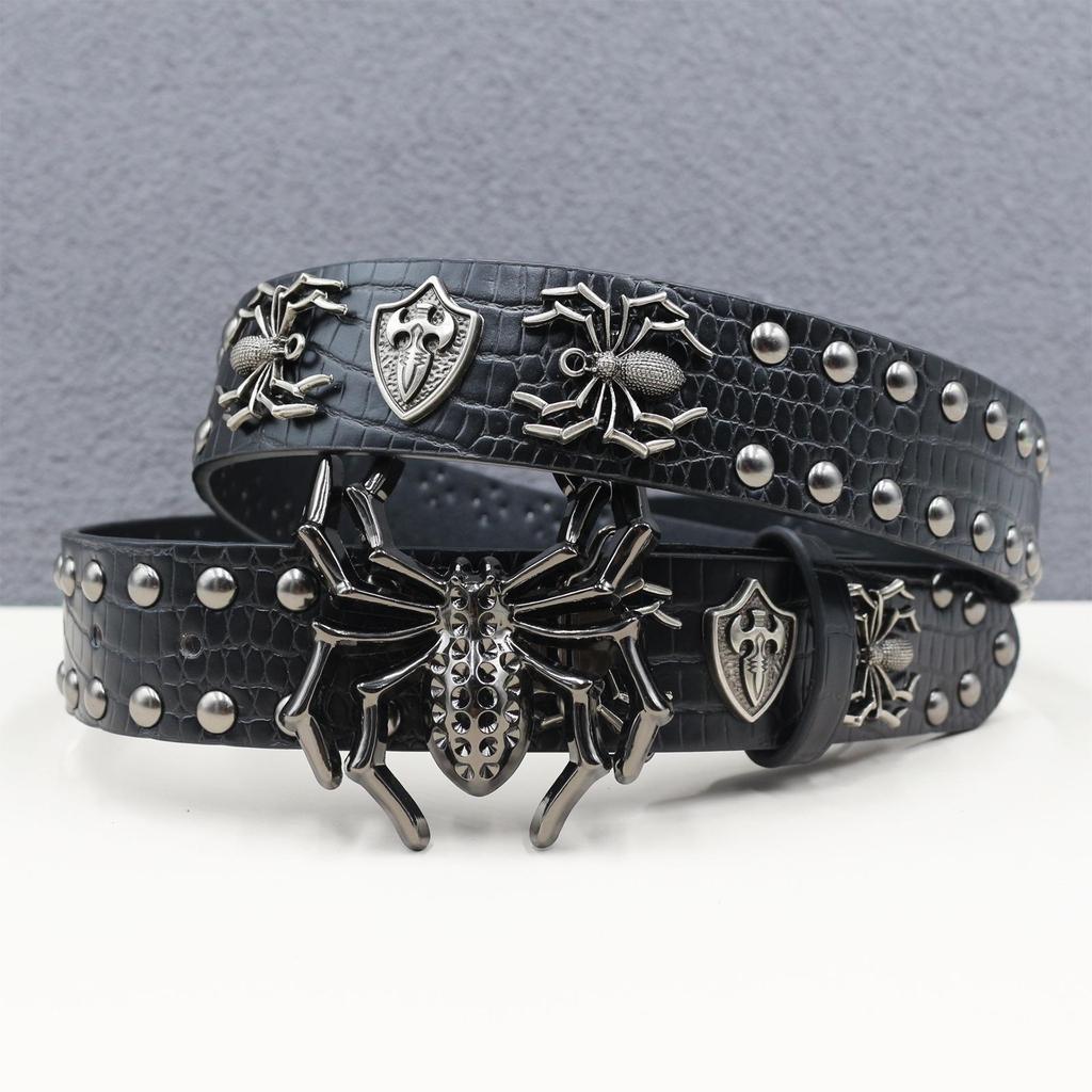Vintage Ledergürtel mit Krokodilmuster, Nietenbeschlägen und Spinnenschild, Y2K Gothic Punk Hüftgürtel.