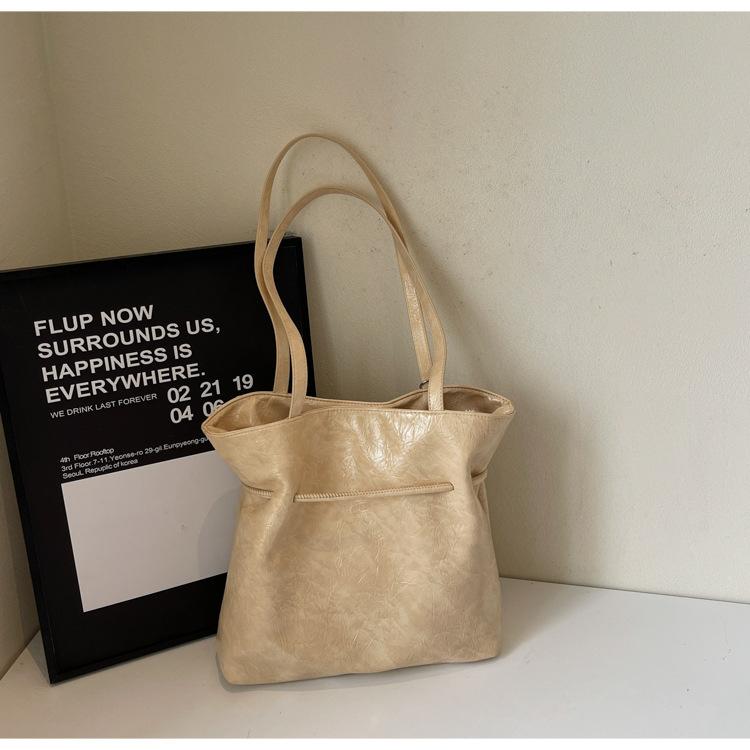 

Stylish and simple large bag women s 2025 new spring large-capacity versatile underarm bag, high-end commuter shoulder bag