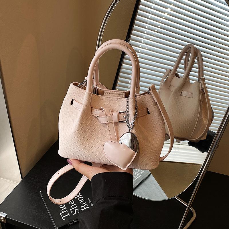 

Niche design portable bucket bag women s 2025 new trendy spring fashion personalized trend messenger bag with pendant рожевий