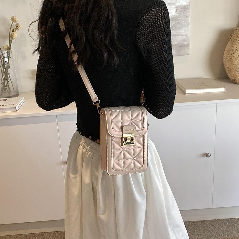 Small Bag 2024 New Female Popular Beautiful Personality Summer Simple Chain Messenger Bag Fashionable Shoulder Small Square Bag