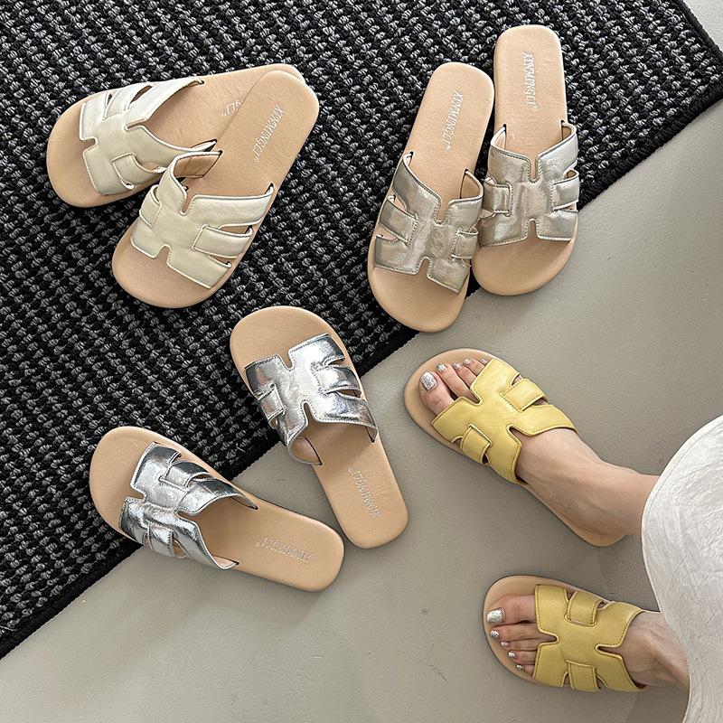 Fairy summer breeze with new slippers, female wearing beach skirt one-word flat sandals