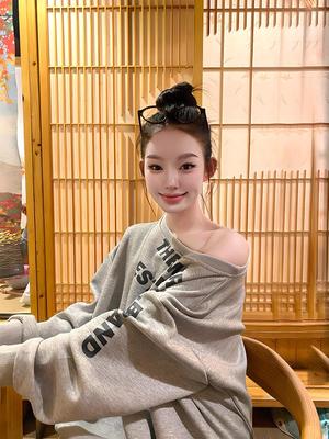Sweter Y2K Fashion z napisem z okrągłym dekoltem - Damski modny luźny z długim rękawem, top na ramię do noszenia na dwa sposoby na jesień/zimę.