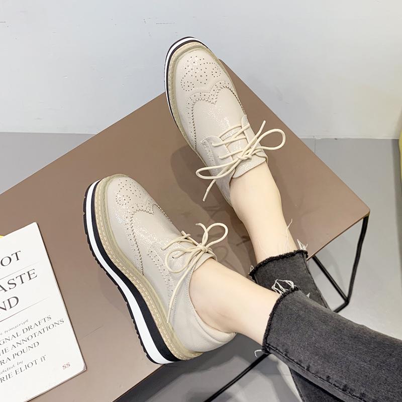 Autunno 2026 Scarpe Basse da Donna Stile Britannico Brogue Intagliate con Lacci Piattaforma