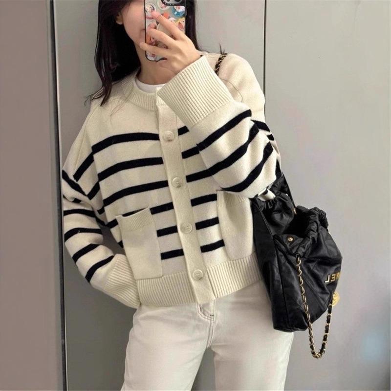 Crew neck contrasting striped knitted cardigan autumn and winter new casual loose short sweater jacket women