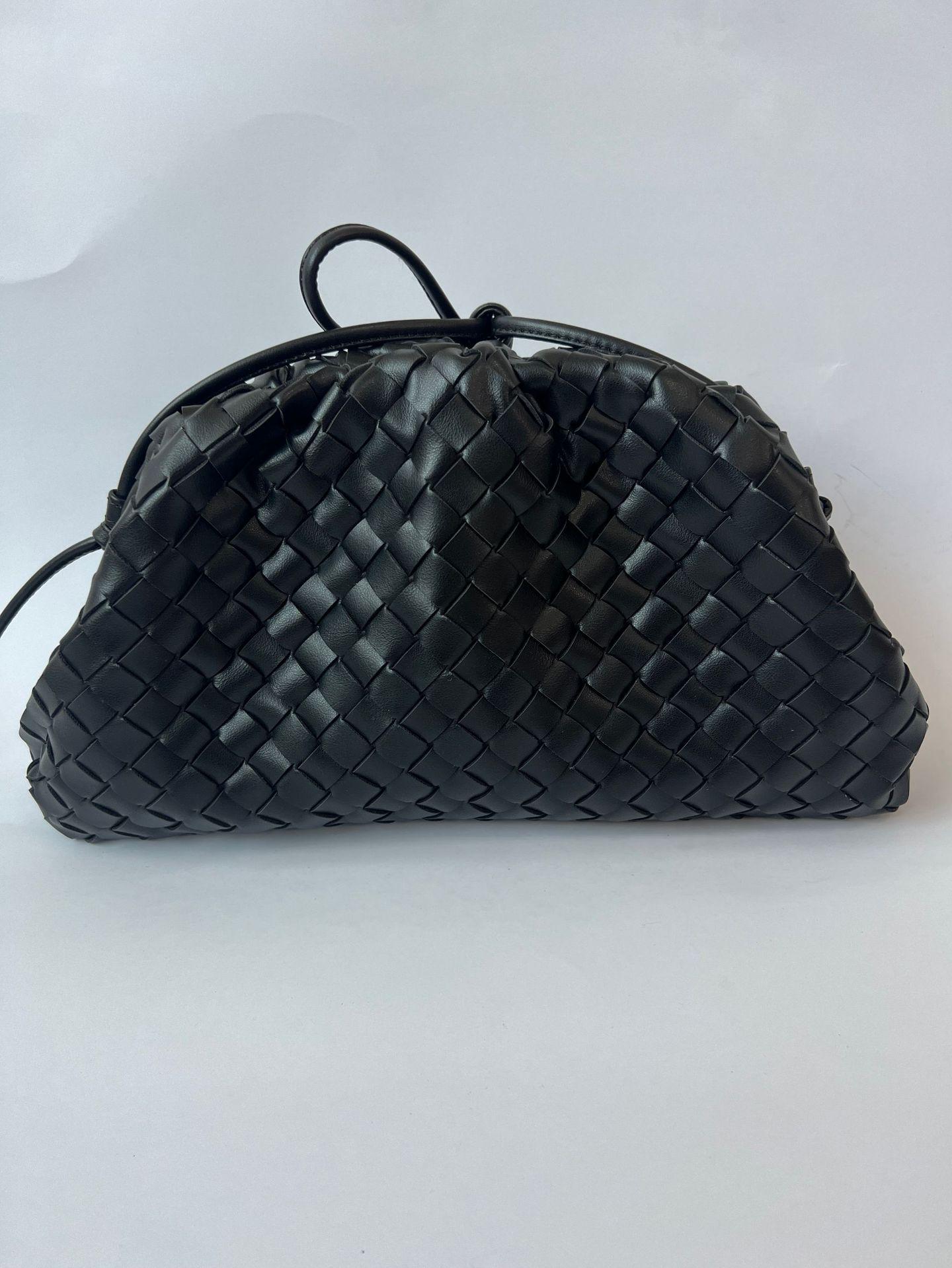 

Сумка-облако французской ниши ручной работы: Модная женская сумка-мессенджер из мягкой кожи с открытыми плечами.