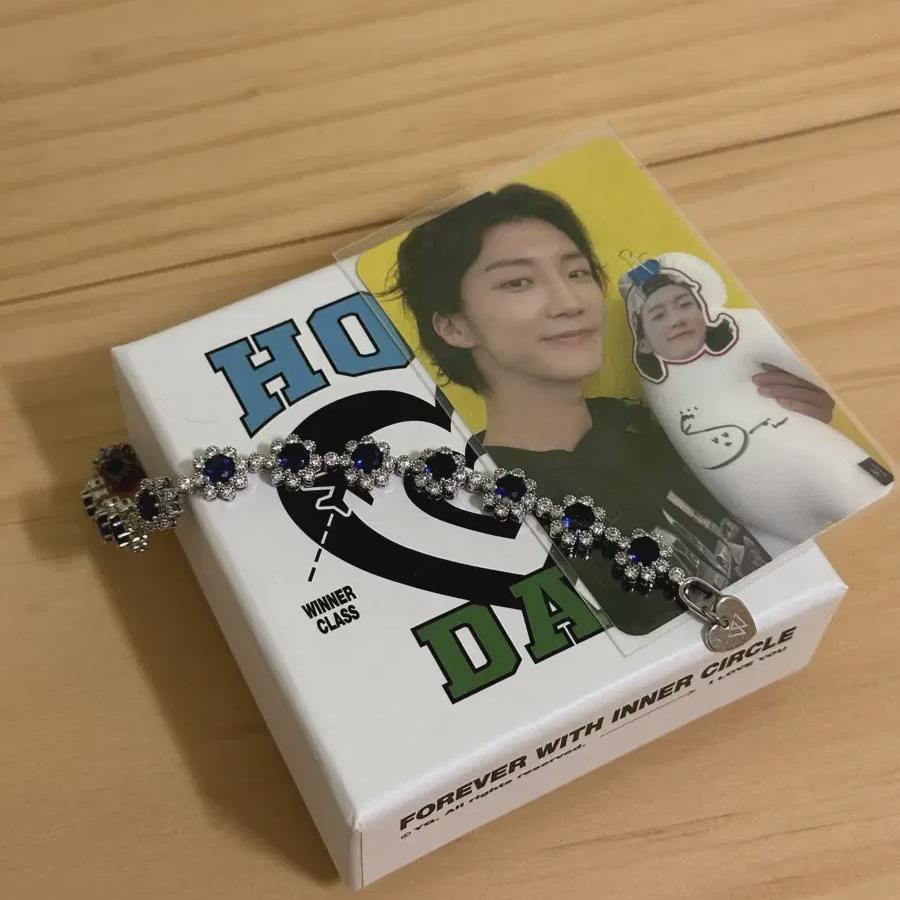 

Праздничный браслет победителя Ли Сын Хуна