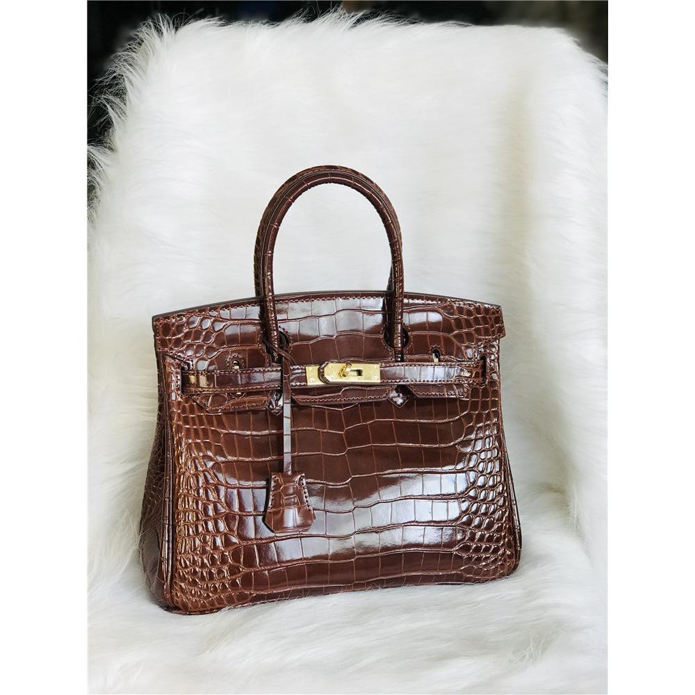This Crocodile-patterned Cowhide Women's Bag Is a Fashionable Hand-shoulder Crossbody Bag with a Sense of Luxury and Elegance