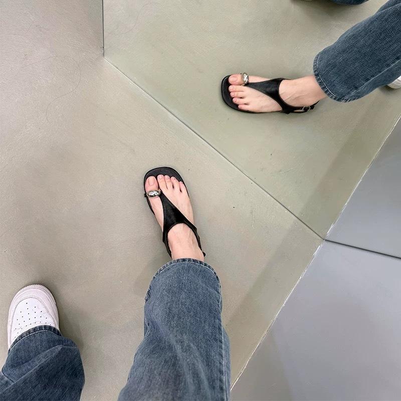 Fashion Retro Metal Decoration Flat Sandals Women Summer Sexy Clip Toe Back Strap Buckle Flip Flops Comfortable Non-slip Beach Sandals