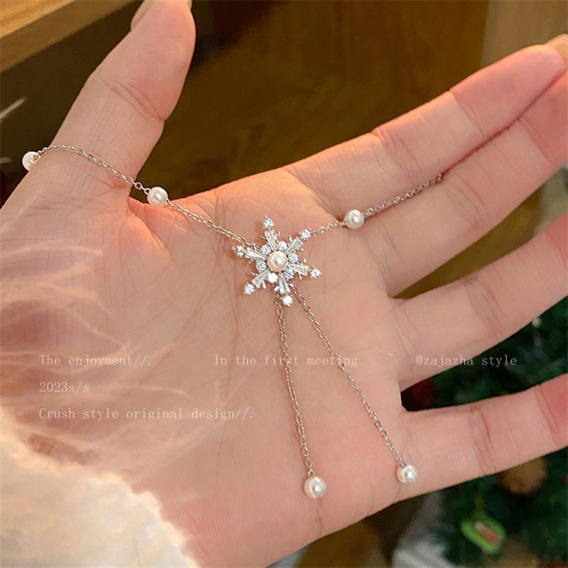 

2024 Crystal Snowflake Pearl Pendants Necklace For Women Delicate Clavicle Chain Sweater Accessory