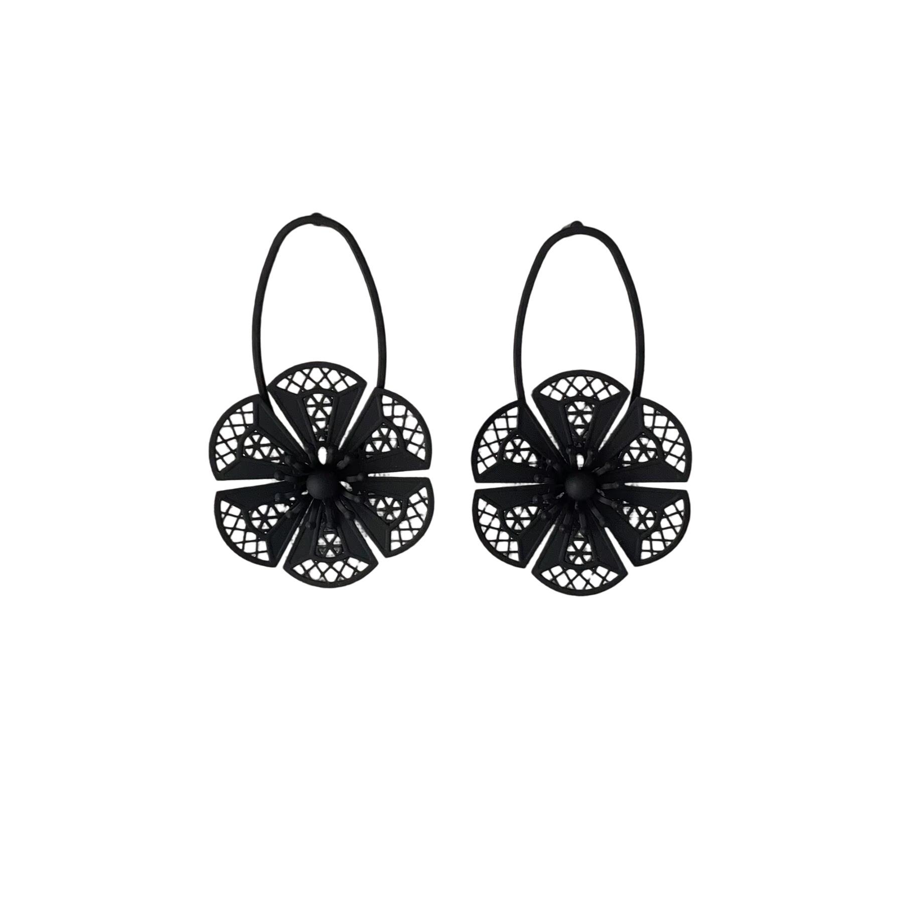 

Exquisite New Flower Earrings: Light Luxury, Fashionable Ear Cuffs with a Sweet, Niche Appeal
