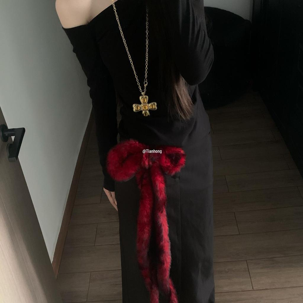 Czerwony Futrzany Ornament na Pas do Tańca Jazzowego - Pikantny Dodatek Subkultury Dziewczęcej